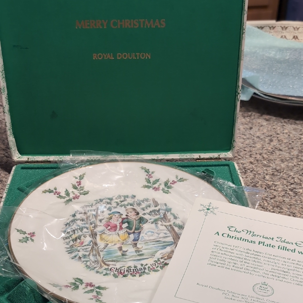 Royal Doulton Christmas Plate - Festive Green and White Design